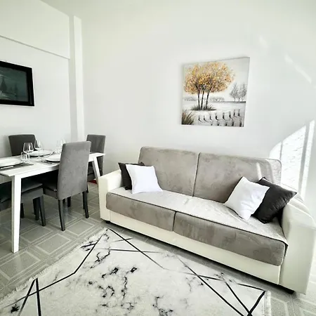 Hostdomus - Ela House Lägenhet *